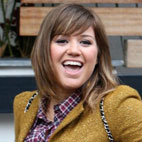 Kelly Clarkson Covers The White Stripes' 'Seven Nation Army'