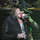 Axl Rose Falls On Stage In Liverpool