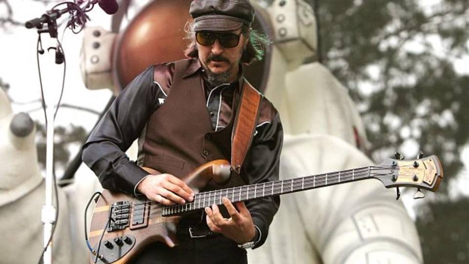 The Story of Les Claypool s Carl Thompson Piccolo Bass Ultimate