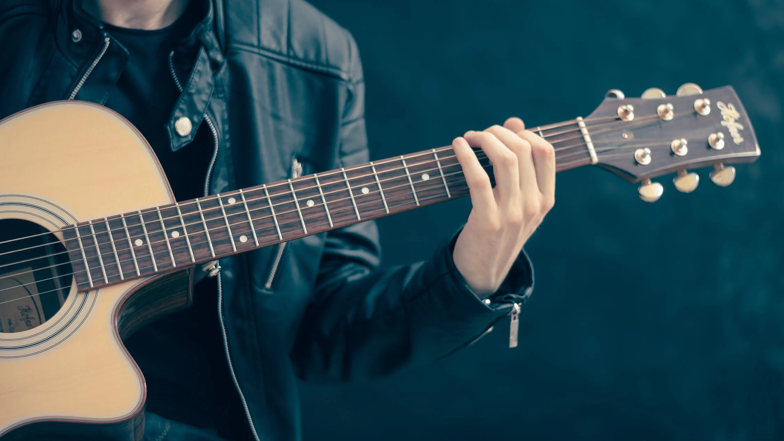 Photo of This Open Chord Trick Makes Your Guitar Playing Sound Amazing! [Lessons]
