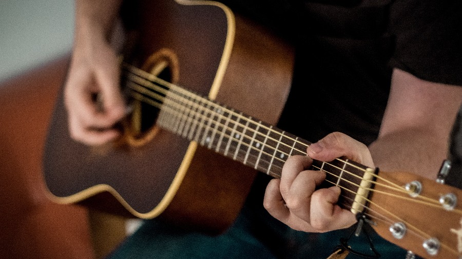 6 Essential Skills on How to Play Slide Guitar like a Pro, Tips &  Exercises