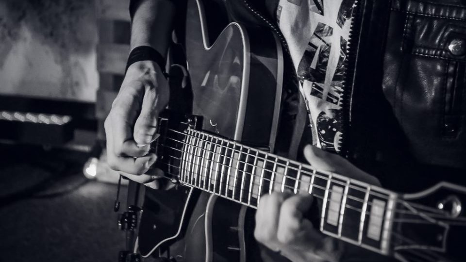 How to Play Guitar Solos Without Looking at the Fretboard Guitar