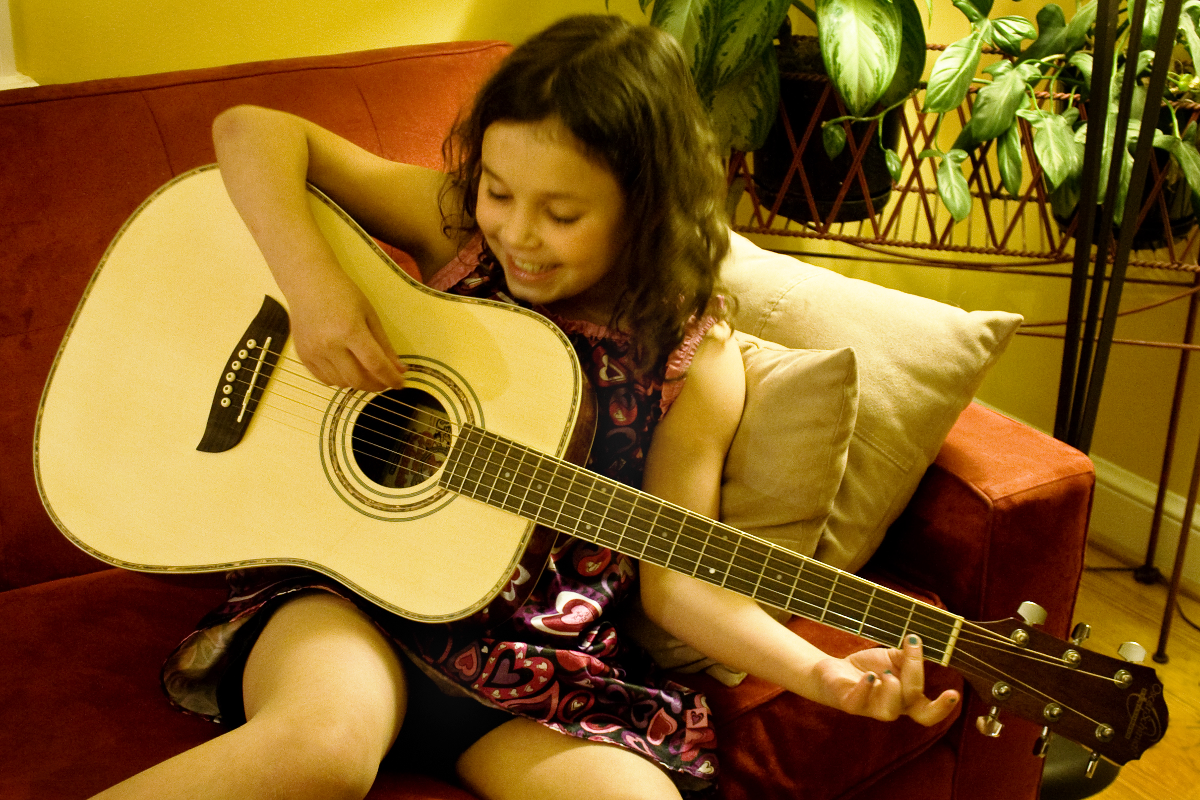 Домой гитара пой. Игра на гитаре. Подросток с гитарой. Уроки гитары. Гитара для детей.
