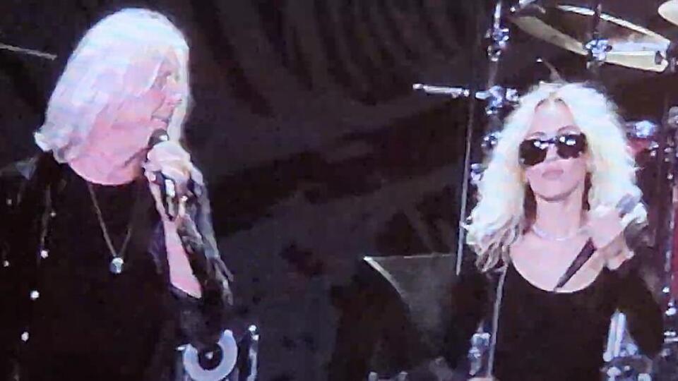 Watch Miley Cyrus Covers 'Photograph' With Def Leppard at Taylor