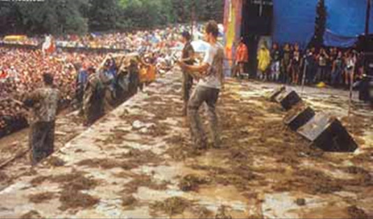 Watch: Mudfight at '94 Green Day Concert at Woodstock | Music News ...