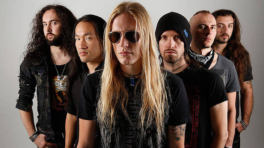 DragonForce cantante escapa por poco de lesiones graves después de saltar de Van móvil