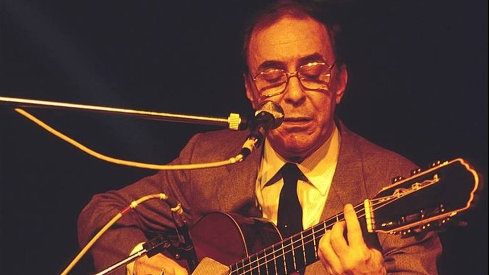 brazilian-guitarist-and-bossa-nova-pioneer-jo-o-gilberto-dies-at-88