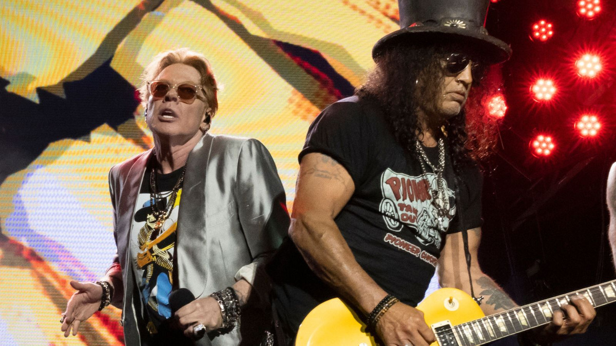 Slash Opens Up on Reuniting With Axl Rose: 'I'm Really Happy That We  Managed to Get Past All That' | Ultimate Guitar