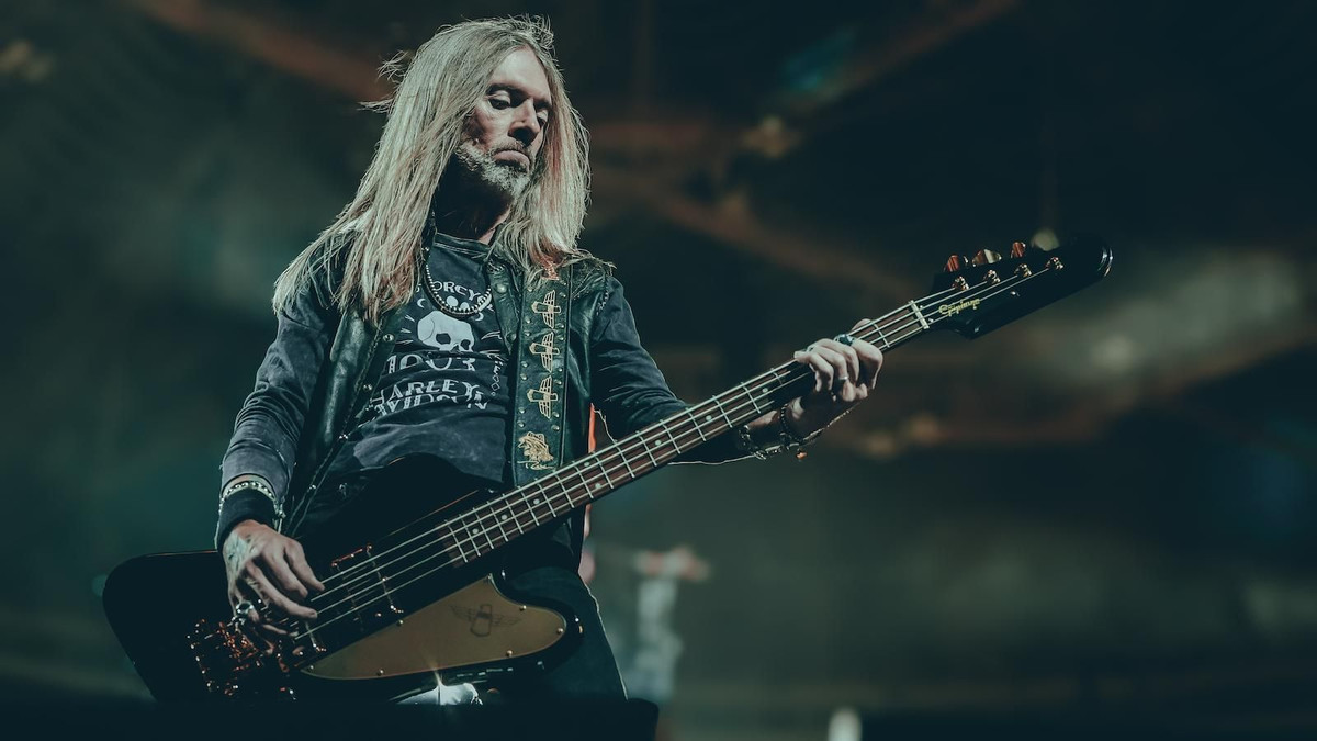 Rex Brown and Epiphone Release New Signature Thunderbird