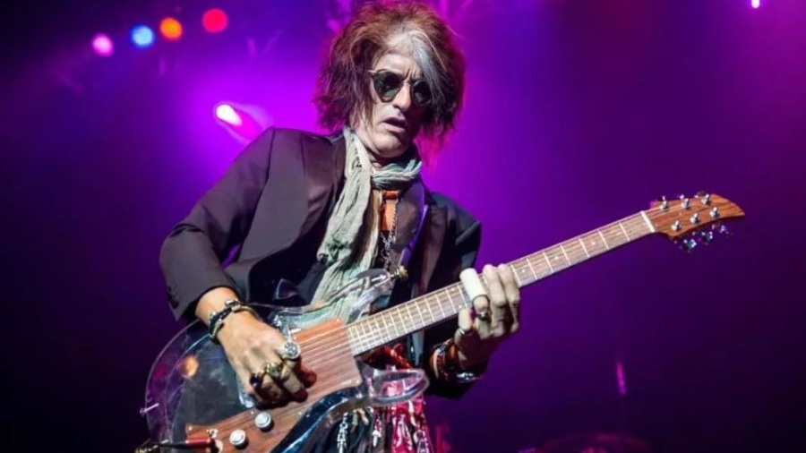 Aerosmith s Joe Perry Details Guitars He s Using These Days