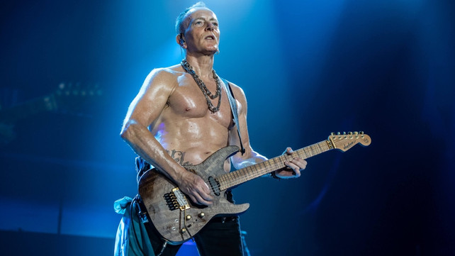 Phil Collen Answers How The Success Of Hysteria Affected Def Leppard Explains Why There S No Ego In The Band Music News Ultimate Guitar Com