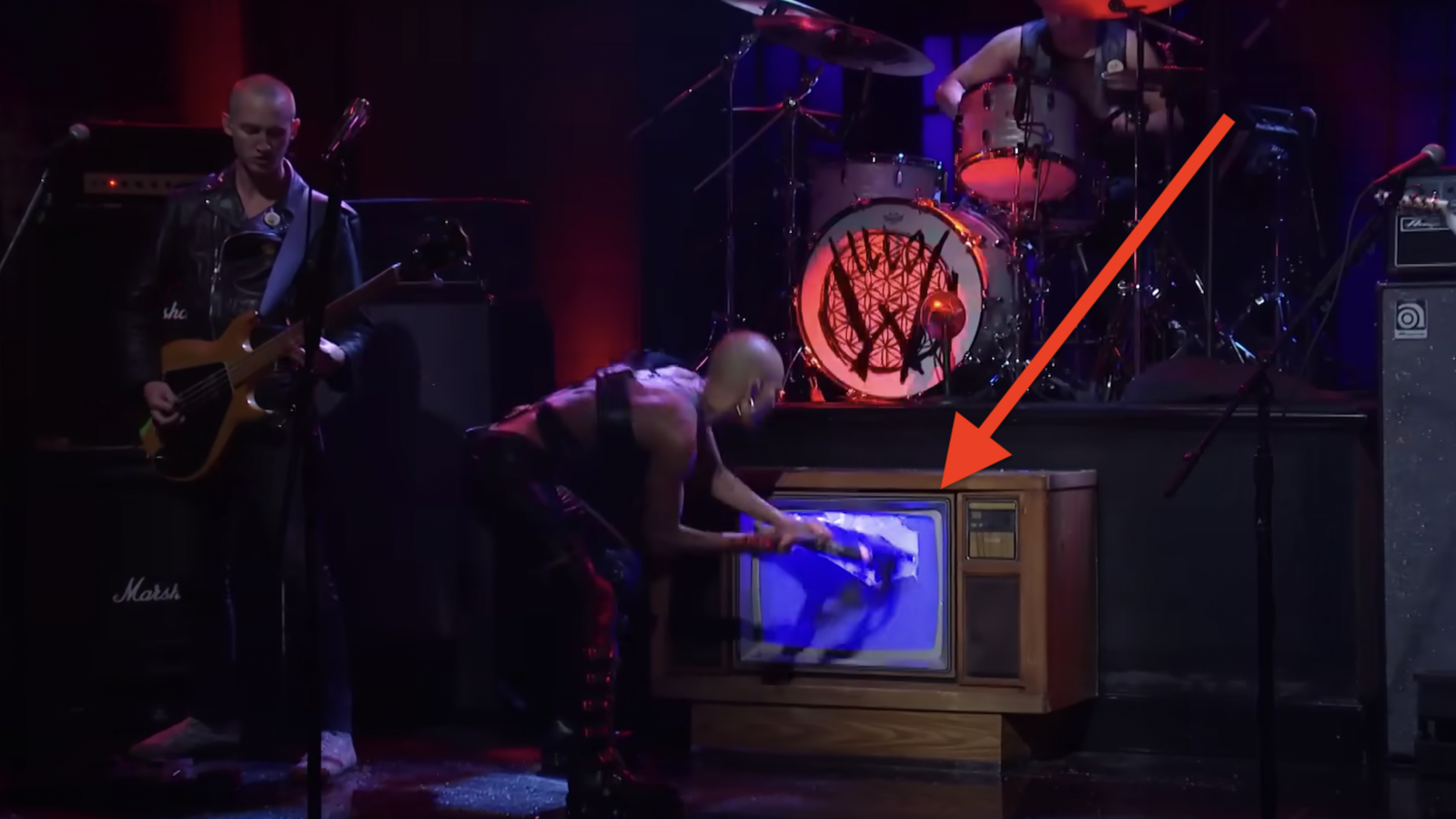 Watch Willow Smith Shares Dual Lead With Her Guitarist Live on SNL, Smashes Guitar Onstage Music News Ultimate-Guitar
