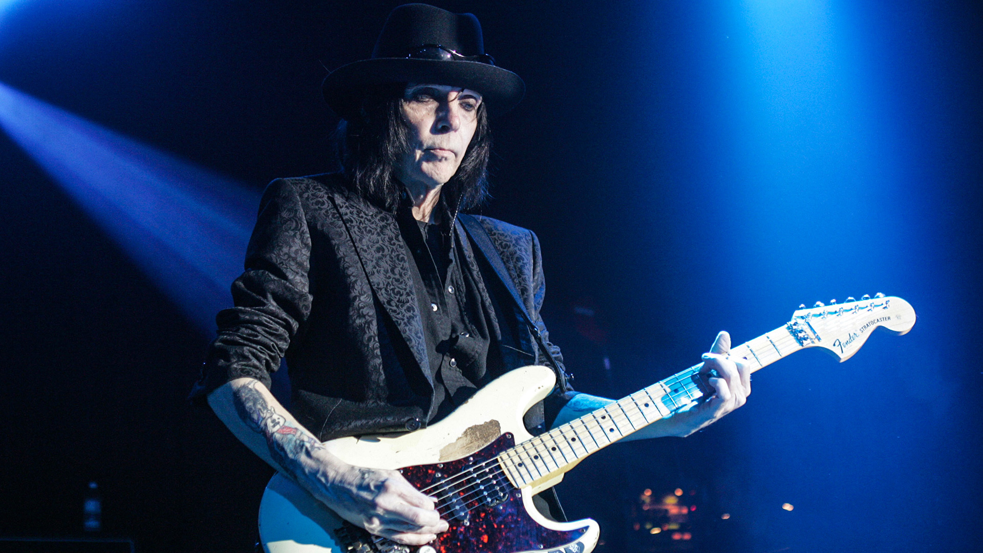 Mick mars в молодости. Мик марс сейчас. The other side of mars mick mars. Mick mars motley crue. Mick mars 2015.