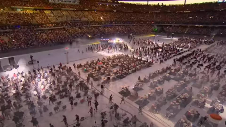 Paradise City, Guns N' Roses played by 1.000 musicians