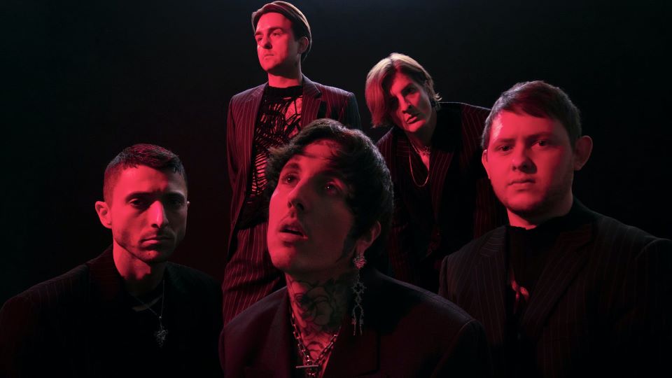 Oli Sykes brings back Bring Me The Horizon's deathcore screams during  Shadow Moses performance