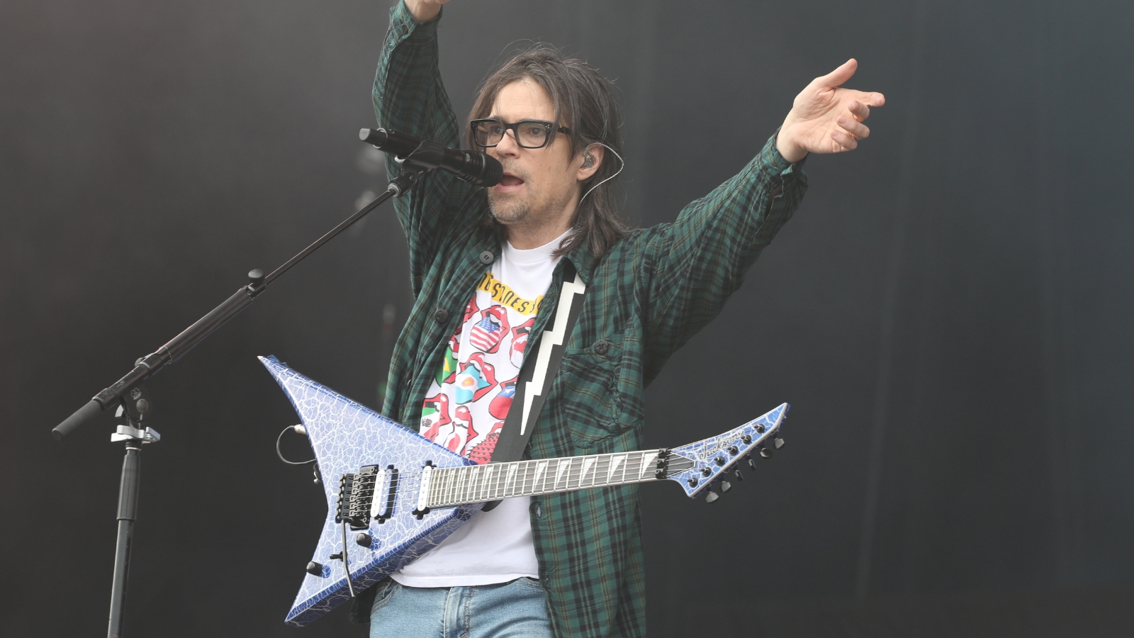 Weezer Replaced Guitar Solos With Vocal Melody Rehashes on the 'Green Album.' 25 Years Later, It Defined the Band More Than 'Pinkerton'