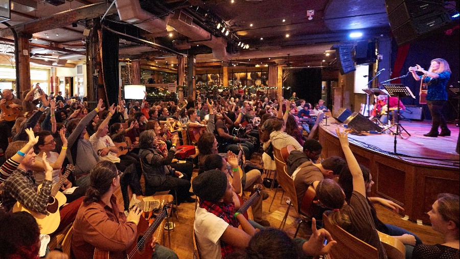 How to Perform Along With 150 Guitars in the Audience? Here's How Guitar Mash Does It How to Perform Along With 150 Guitars in the Audience? Here's How Guitar Mash Does It