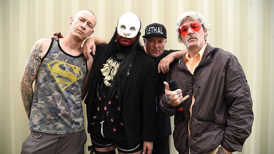 Watch Limp Bizkit's Fred Durst Brings Fan Onstage To Sing 'Full Nelson